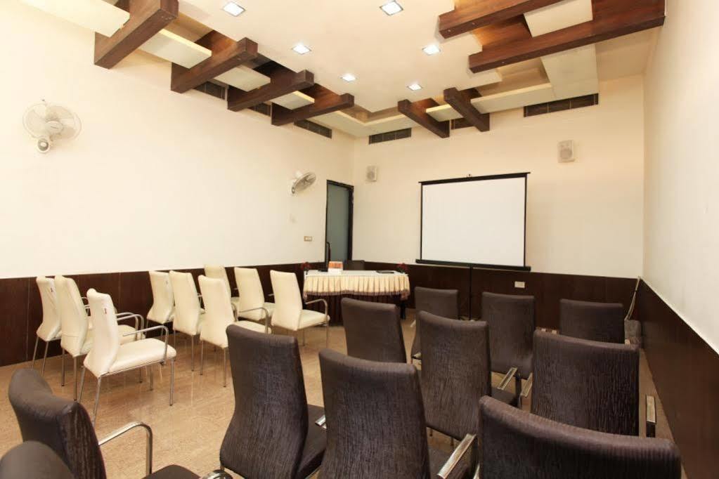 Treebo Shanta Inn Lucknow Exterior foto